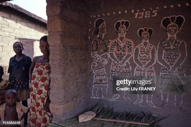 Peinture murale dans un village du mont Nimba en Guinée, en avril 1987.