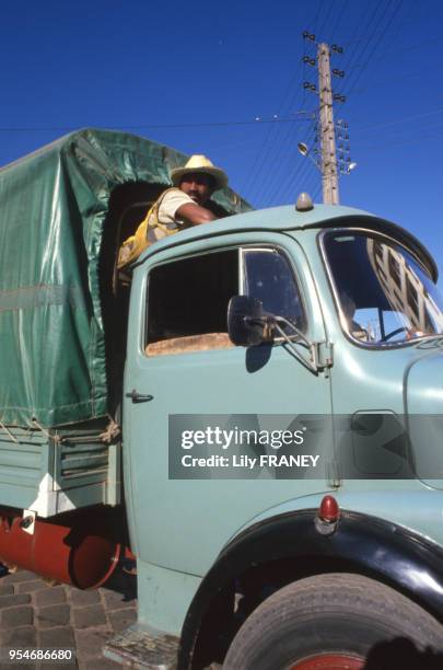 Chauffeur routier sur son camion à Madagascar, en 1987.