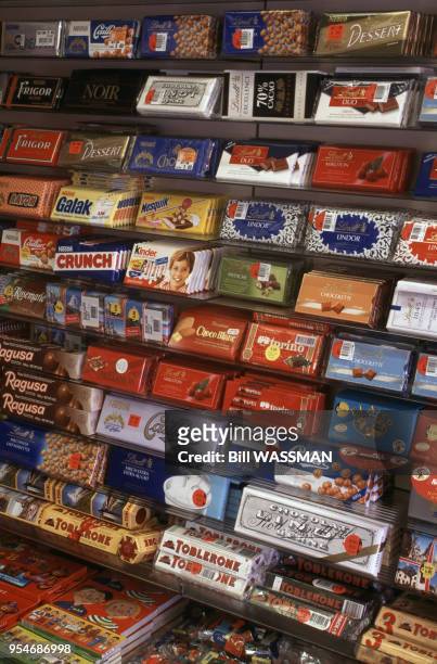 Etal de chocolats dans un supermarché en Suisse, en 1995.