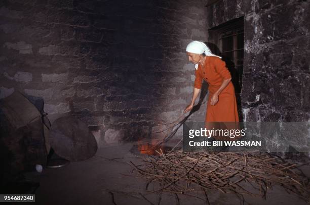 Femme préparant le four pour la cuisson des galettes de lavash en Arménie, en août 1993.