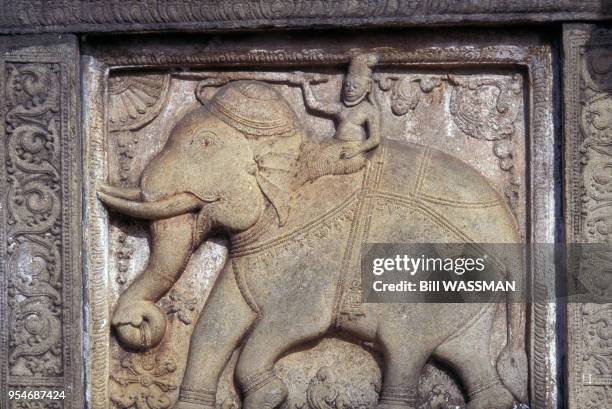 Bas-relief du temple de la Dent de Bouddha à Kandy, en mars 1996, Sri Lanka.