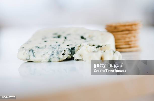 blue cheese - gorgonzola stockfoto's en -beelden
