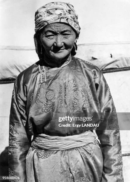 Femme âgée posant devant sa yourte en Mongolie.