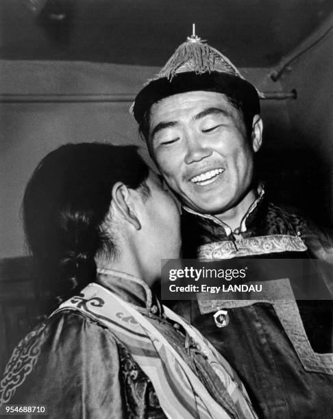 Couple en costume traditionnel en Mongolie.