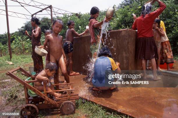 Salle de bain en plein air au Cambodge.