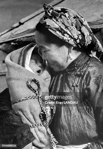 Femme avec son bébé en Mongolie.