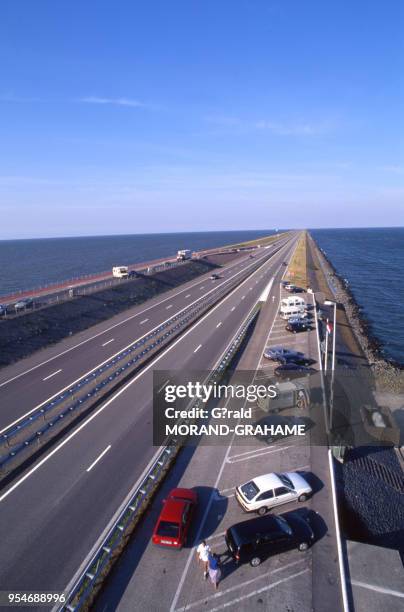 Afsluitdijk , séparant le lac IJsselmeer et la mer des Wadden, Pays-Bas.