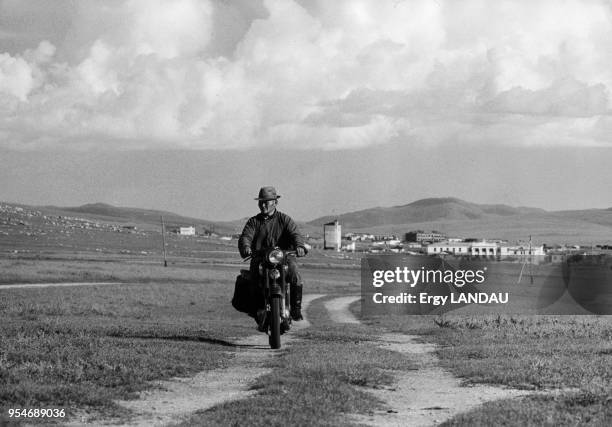 Motard sur un chemin en Mongolie.