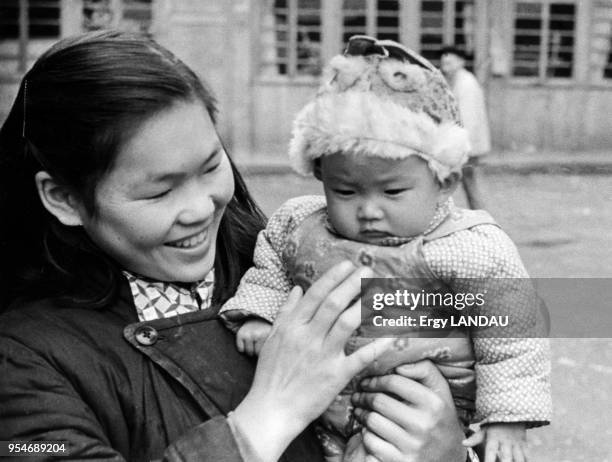 Jeune maman avec son bébé en Mongolie.