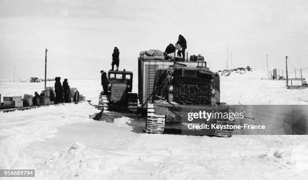 Livraison de colis à la base soviétique Mirny en Antarctique en avril 1959.
