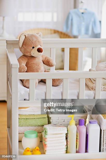 babies room - empty crib imagens e fotografias de stock