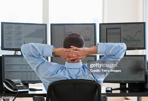 relaxed male trader at work - wall street photos et images de collection