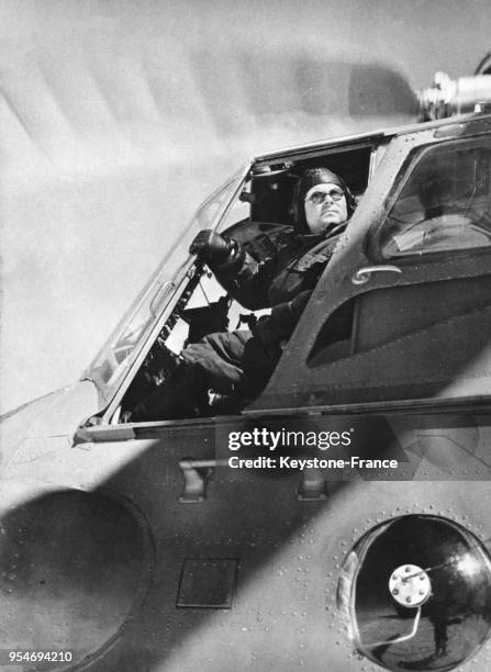 Le pilote de l'avion qui fait partie de l'expédition aux manettes, en Antarctique en 1956.