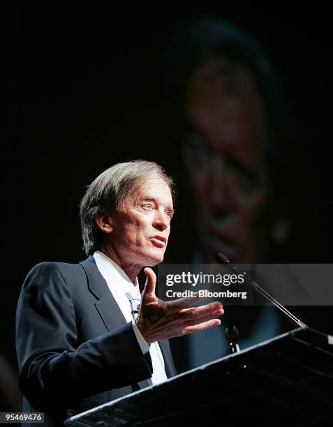 Bill Gross, co-chief investment officer of Pacific Investment Management Co., speaks at the Morningstar Investment Conference luncheon in Chicago,...