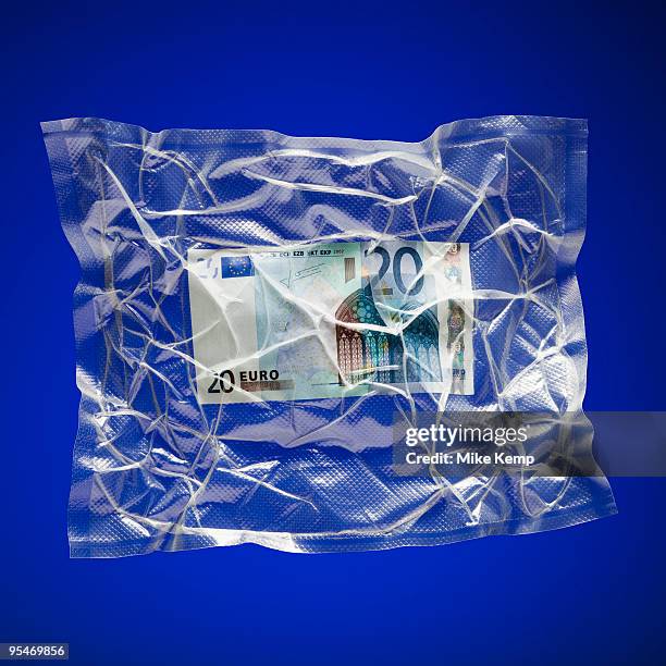 shrink wrapped euro - vacuum packed fotografías e imágenes de stock