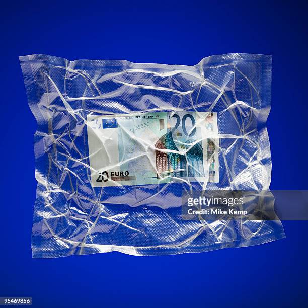 shrink wrapped euro - sotto vuoto foto e immagini stock