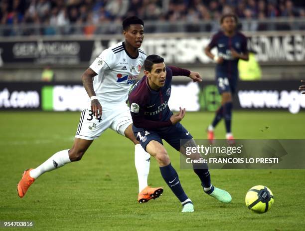 Amiens' Gael Kakuta vies with Paris Paris Saint-Germain's Argentinian forward Angel Di Maria during the French L1 football match between Amiens and...