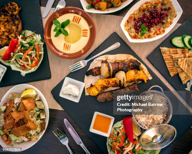 lebanese food - griekse gerechten stockfoto's en -beelden