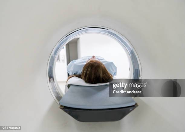 paciente femenino irreconocible acostado listo para un examen de mri - pet scan machine fotografías e imágenes de stock