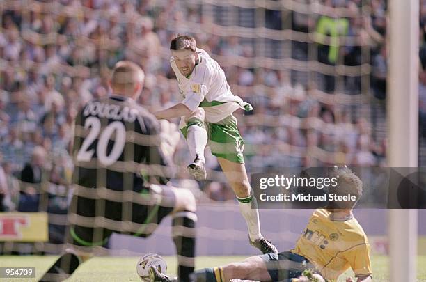 Mark Libbra of Hibernian shoots during the Tennents Scottish cup final between Celtic and Hibernian at Hampden Park, Glasgow, Scotland. Celtic won...