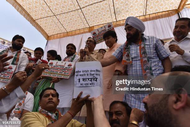 Ajay Maken with Haroon Yusuf and other leaders during a protest organized by Chandni Chowk District Congress against the alleged handover of Red Fort...