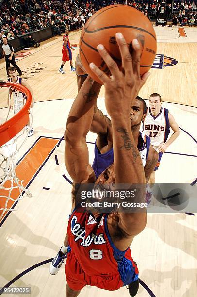 Brian Skinner of the Los Angeles Clippers goes to the basket against the Phoenix Suns during the game on December 25, 2009 at US Airways Center in...