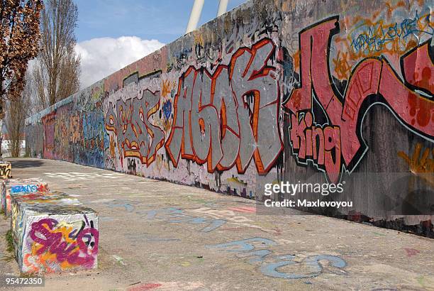 wand aus berlin - graffiti wand stock-fotos und bilder