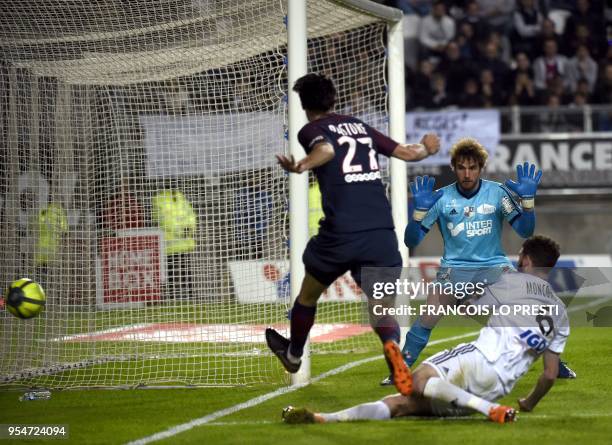 Amiens' goalkeeper Regis Gurtner vies with Paris Saint-Germain's Argentinian forward Javier Pastore during the French L1 football match between...
