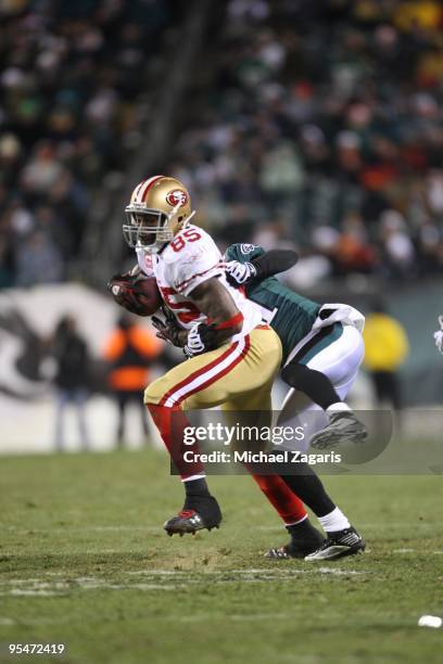 Vernon Davis of the San Francisco 49ers makes a reception during the NFL game against the Philadelphia Eagles at Lincoln Financial Field on December...