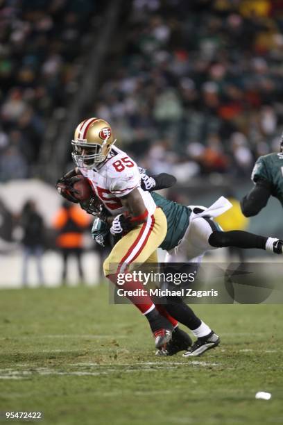 Vernon Davis of the San Francisco 49ers makes a reception during the NFL game against the Philadelphia Eagles at Lincoln Financial Field on December...