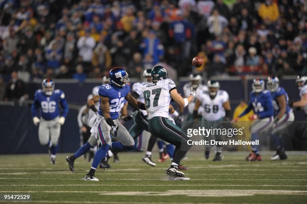 Tight end Brent Celek of the Philadelphia Eagles catches a pass during the game against the New York Giants on December 13, 2009 at Giants Stadium in...