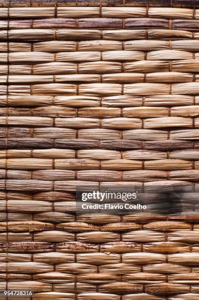 taboa (typha domingensis) fiber straw mat - brazilian craft-work - rieten mat stockfoto's en -beelden