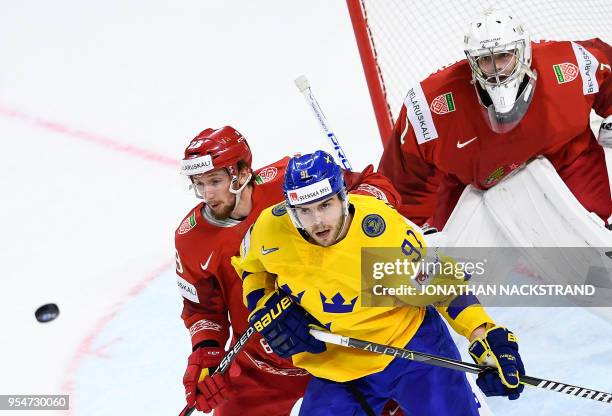 Sweden's Magnus Paajarvi vies with Belarus' Nikita Ustinenko in front of Belarus' goalie Mikhail Karnaukhov during the 2018 IIHF Men's Ice Hockey...