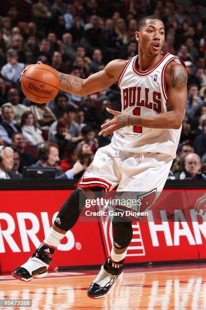 Derrick Rose of the Chicago Bulls drives against the Sacramento Kings during the game on December 21, 2009 at the United Center in Chicago, Illinois....