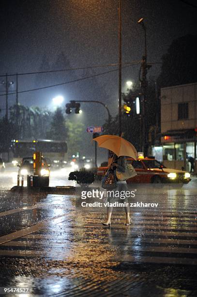 tokyo at rain - torrential rain umbrella stock pictures, royalty-free photos & images