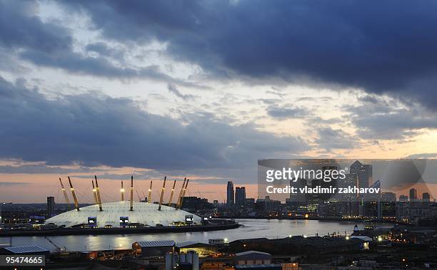 london docklands panorama at twilight - the o2 england 個照片及圖片檔