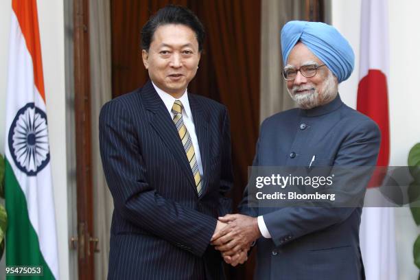 Yukio Hatoyama, Japan's prime minister, left, shakes hands with Manmohan Singh, India's prime minister, prior to their meeting in New Delhi, India,...