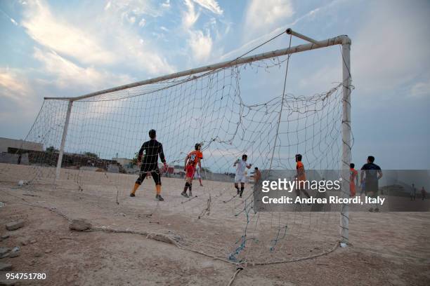 amateur football game, qeshm island, iran - meta turistica fotografías e imágenes de stock
