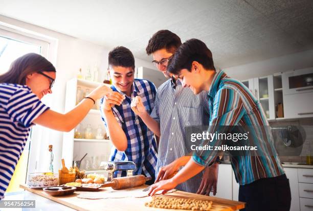 kinderen maken van pasta in de keuken - all purpose flour stockfoto's en -beelden