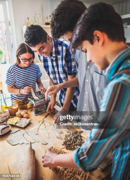 kinderen maken van pasta in de keuken - all purpose flour stockfoto's en -beelden