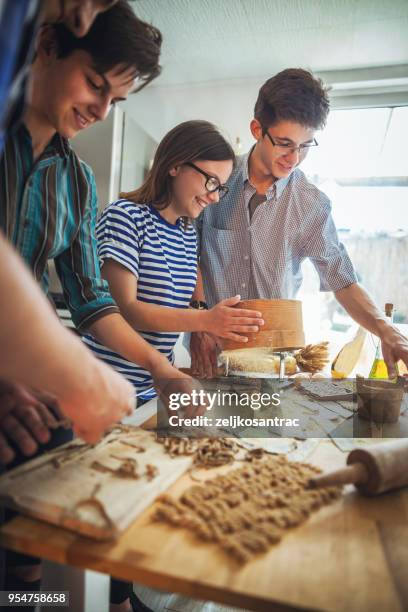 kinderen maken van pasta in de keuken - all purpose flour stockfoto's en -beelden