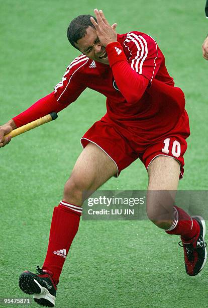 Canada's Wayne Fernandes reacts after been hit by a ball during a Hockey World Cup Qualifier Pool A match against Pakistan, 12 April 2006 in...