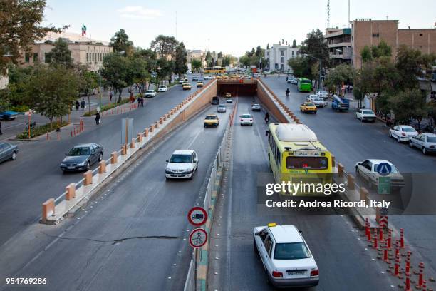 city traffic, shiraz, iran - zand - fotografias e filmes do acervo