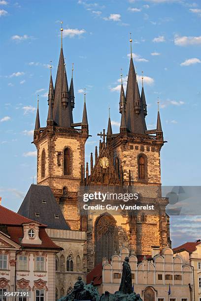 tyn church on old town square in prague - týnkerk stockfoto's en -beelden