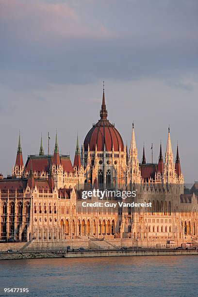 parliament in budapest - sede do parlamento húngaro - fotografias e filmes do acervo