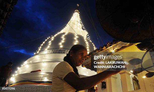 Sri Lankan woman lights candles to commemorate the victims of the 2004 Asian tsunami at Telwatta in Peraliya on December 26 on the fifth anniversary...