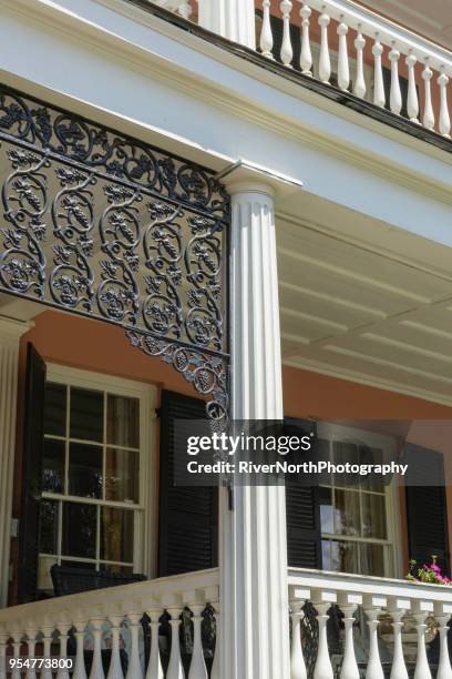 prachtige historische huis, charleston (south carolina) - antebellumstijl stockfoto's en -beelden