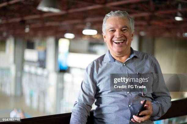 porträt von reifer geschäftsmann - businessman laughing stock-fotos und bilder