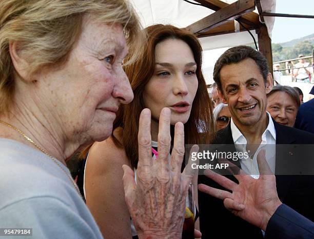 French President Nicolas Sarkozy and wife, First Lady Carla Bruni-Sarkozy with her mother Marisa Bruni-Tedeschi attend the trophy ceremony of the...