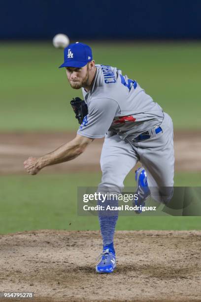 Relief pitcher Tony Cingrani of Los Angeles Dodgers pitches in the seventh inning during the MLB game against the San Diego Padres at Estadio de...